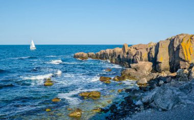 İspanya 'nın Sozopol şehrinin görkemli uçurumları. Orada bir savunma duvarı ve küçük bir kale vardı.