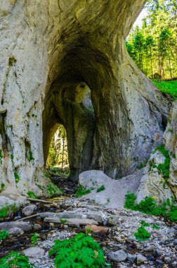 ayrıntılı bir tepe ortasından mı küçük bir nehir tarafından kurulan bir doğal kaya oluşumu olan ünlü harika köprü Bulgaristan.