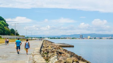 Birkaç turist, İspanya 'daki güneşli sahil tatil beldesine doğru yola çıktılar. Unesco City Nessebar' a dönüş yolundalar..