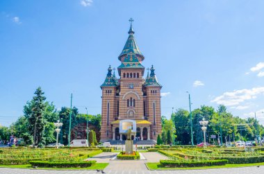 Romanya 'nın Timisoara kentindeki metropol katedralinin manzarası