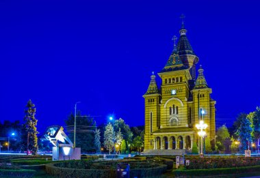 Romanya 'nın Timisoara kentindeki metropol katedralinin gece manzarası
