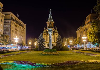Romanya 'nın Timisoara kentindeki metropol katedralinin gece manzarası