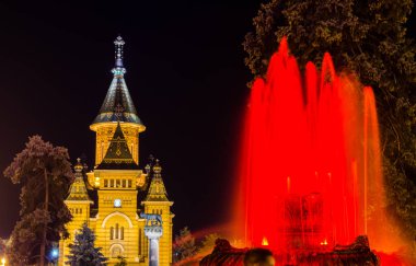 Zafer meydanının ortasındaki fıskiye - Piata Victoriei - Romen Timisoara 'sında yerel halk için popüler bir buluşma yeridir..