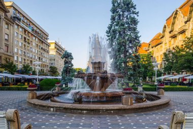 Zafer meydanının ortasındaki fıskiye - Piata Victoriei - Romanya Timisoara 'da yükseliş sırasında