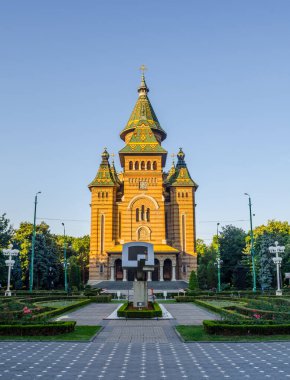 Romanya 'nın Timisoara kentindeki metropol katedralinin gün doğumunda manzarası