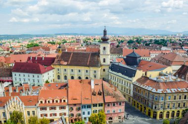 Saint Mary katedralinin tepesinden Romen şehir sibiusunun havadan görünüşü