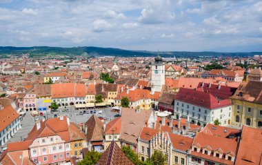 Saint Mary katedralinin tepesinden Romen şehir sibiusunun havadan görünüşü