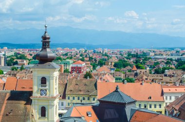 Saint Mary katedralinin tepesinden Romen şehir sibiusunun havadan görünüşü