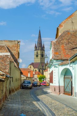 Üzerinde Aziz Meryem Katedrali 'nin görkemli kulesi bulunan eski Romen şehri Sibiu' nun manzarası.