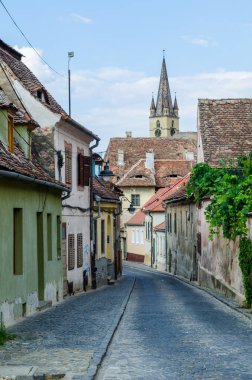 Üzerinde Aziz Meryem Katedrali 'nin görkemli kulesi bulunan eski Romen şehri Sibiu' nun manzarası.