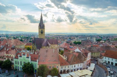 Romanya 'nın Sibiu kentindeki küçük kare - piata mika konsey kulesinin tepesinden gökyüzü manzarası.
