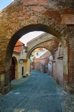 sibiu Transilvanya - pasajul scarilor - Mimarlık merdivenlerden eski Duvar sur geçiş.