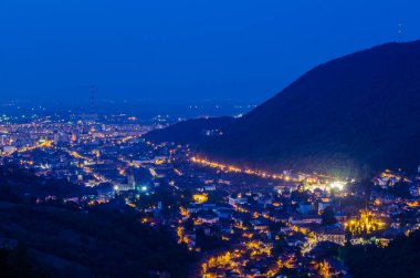 Romanya kenti Brasov 'un gece hava manzarası