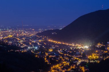 Romanya kenti Brasov 'un gece hava manzarası