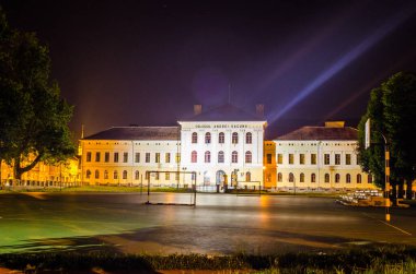 Romanya 'nın Brasov kentindeki bir okul bahçesinin gece manzarası