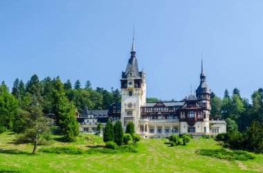 Romanya 'nın Sinaia kentinin üzerindeki tepede bulunan ünlü kürk kalesinin manzarası