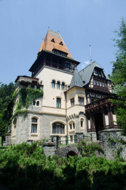 Romanya 'nın Siania kenti yakınlarındaki Pelese kalesinin yanındaki ünlü pelisor kalesinin manzarası