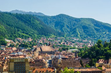 Eski Romen şehri Brasov 'un havadan görünüşü Kale tepesinden alındı.