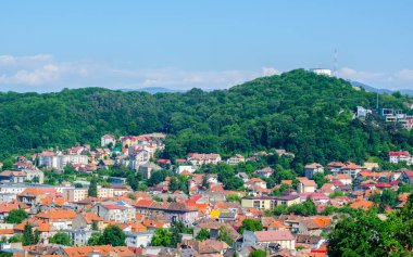 Eski Romen şehri Brasov 'un havadan görünüşü Kale tepesinden alındı.