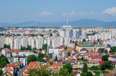 Eski Romen şehri Brasov 'un havadan görünüşü Kale tepesinden alındı.
