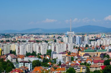Eski Romen şehri Brasov 'un havadan görünüşü Kale tepesinden alındı.