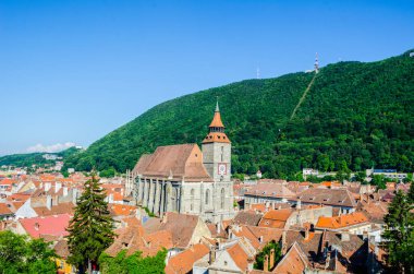 Romanya 'nın eski kenti Brasov' un kara kuleden havadan görünüşü.