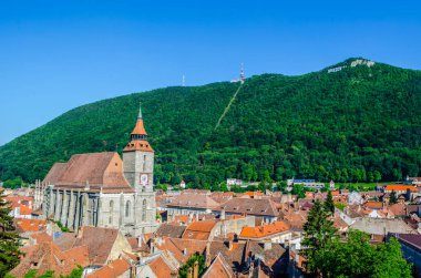 Romanya 'nın eski kenti Brasov' un kara kuleden havadan görünüşü.