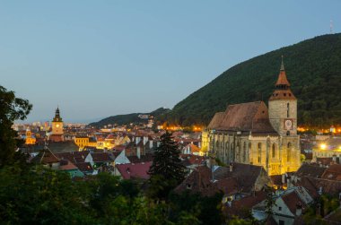 Günbatımında Romen kenti Brasov 'un siyah kilisesi ve tarihi merkezi görülüyor