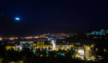 Brasov Kalesi 'nden alınan Romen şehrinin gece manzarası