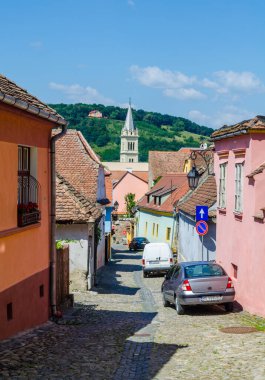 Sighisoara kale, Transilvanya, Romanya, Avrupa renkli evler ile taş döşeli eski sokaklar