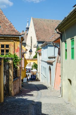 Sighisoara kale, Transilvanya, Romanya, Avrupa renkli evler ile taş döşeli eski sokaklar