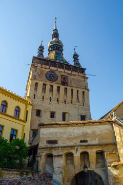 Saat Kulesi eski binanın içinde Sighisoara ortaçağ şehir, Transilvanya, Romanya tarafından taraflı