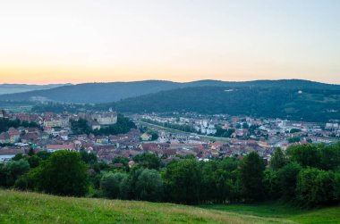 Günbatımında Romanya şehrinin hava manzarası