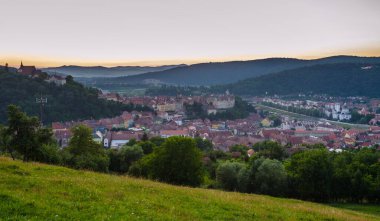 Günbatımında Romanya şehrinin hava manzarası