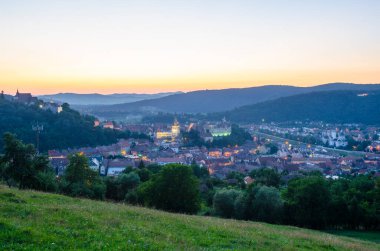 Günbatımında Romanya şehrinin hava manzarası