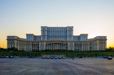 Romanya 'nın Bükreş kentinde bir yaz günü Parlamento Sarayı' nda gün batımı