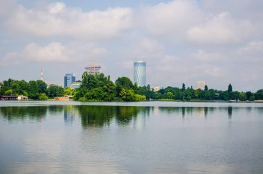 Bükreş Şehri Herastrau Park Gölü 'nden Skyline Manzarası.