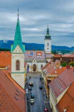 St. Mark Kilisesi ve parlamento Zagreb ve Hırvatistan 'ı inşa ediyor.