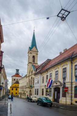 Hırvatça Zagreb 'deki Aziz Mark Meydanı' na giden dar bir sokak manzarası