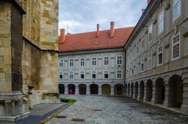 Hırvatistan 'ın başkenti Zagreb' deki katedralin arkasına gizlenmiş iç avlu manzarası