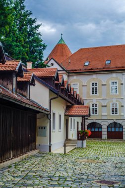 Hırvatistan 'ın başkenti Zagreb' deki katedralin arkasına gizlenmiş iç avlu manzarası