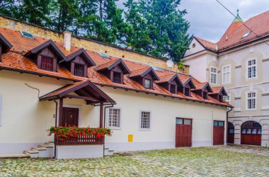 Hırvatistan 'ın başkenti Zagreb' deki katedralin arkasına gizlenmiş iç avlu manzarası