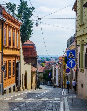 Hırvat başkenti zagreb 'in ortaçağ özünde yer alan eski dolambaçlı bir caddenin manzarası