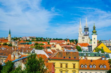 parlak güneşli bir günde bir zagreb Katedrali üzerinde havadan görünümü
