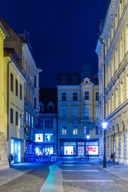 Sloven başkenti Ljubljana 'nın ortaçağ merkezindeki aydınlık bir caddenin gece görüşü