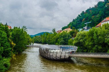 Graz 'daki Mur Nehri' ndeki yapay ada. Ünlü bir simgedir ve Graz turizmi için çok popülerdir..