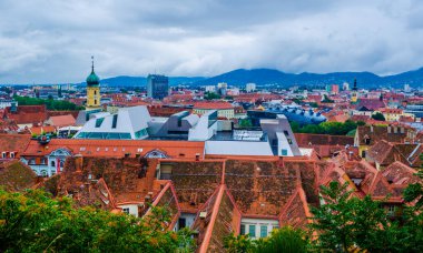 Avusturya şehrinin manzarası merdivenlerden çekilip Unesco Dünya Mirası 'ndaki Schlossberg kalesine gidiyor.