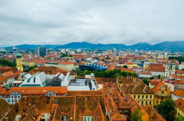 Avusturya şehir merkezindeki belediye binasının hava manzarası.