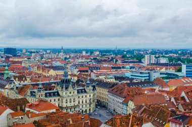 Avusturya şehir merkezindeki belediye binasının hava manzarası.