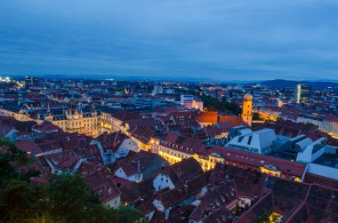 Aydınlatılmış Avusturya şehri graz üzerinde gece hava manzarası